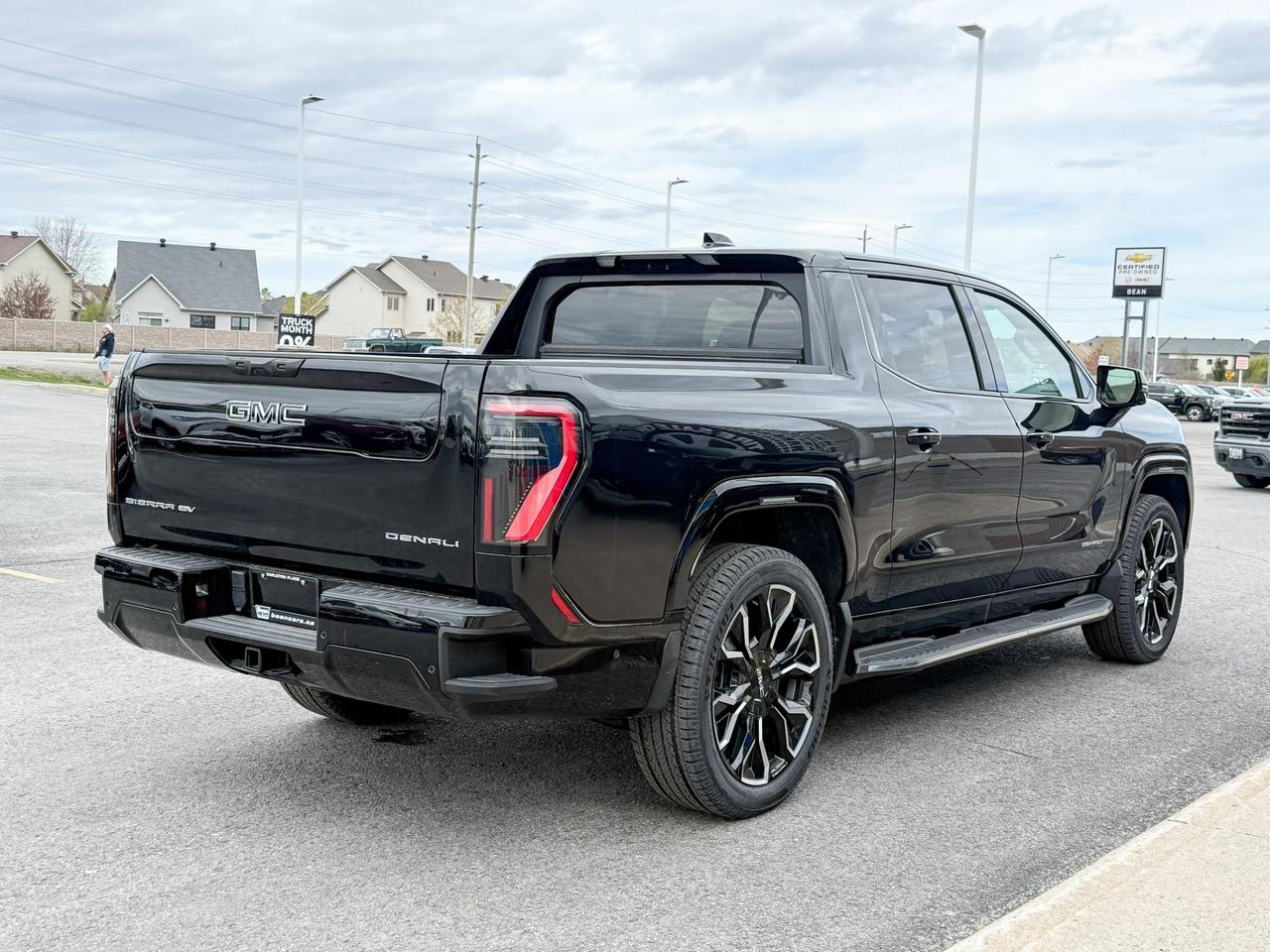 2025 GMC Sierra EV Denali FULLY ELECTRIC WITH REMOTE START/ENTRY, SUNROOF, HEATED SEATS, HEATED STEERING WHEEL, VENTILATED SEATS, MULTI-FLEX MID-GATE, BOSE SOUND SYSTEM Photo