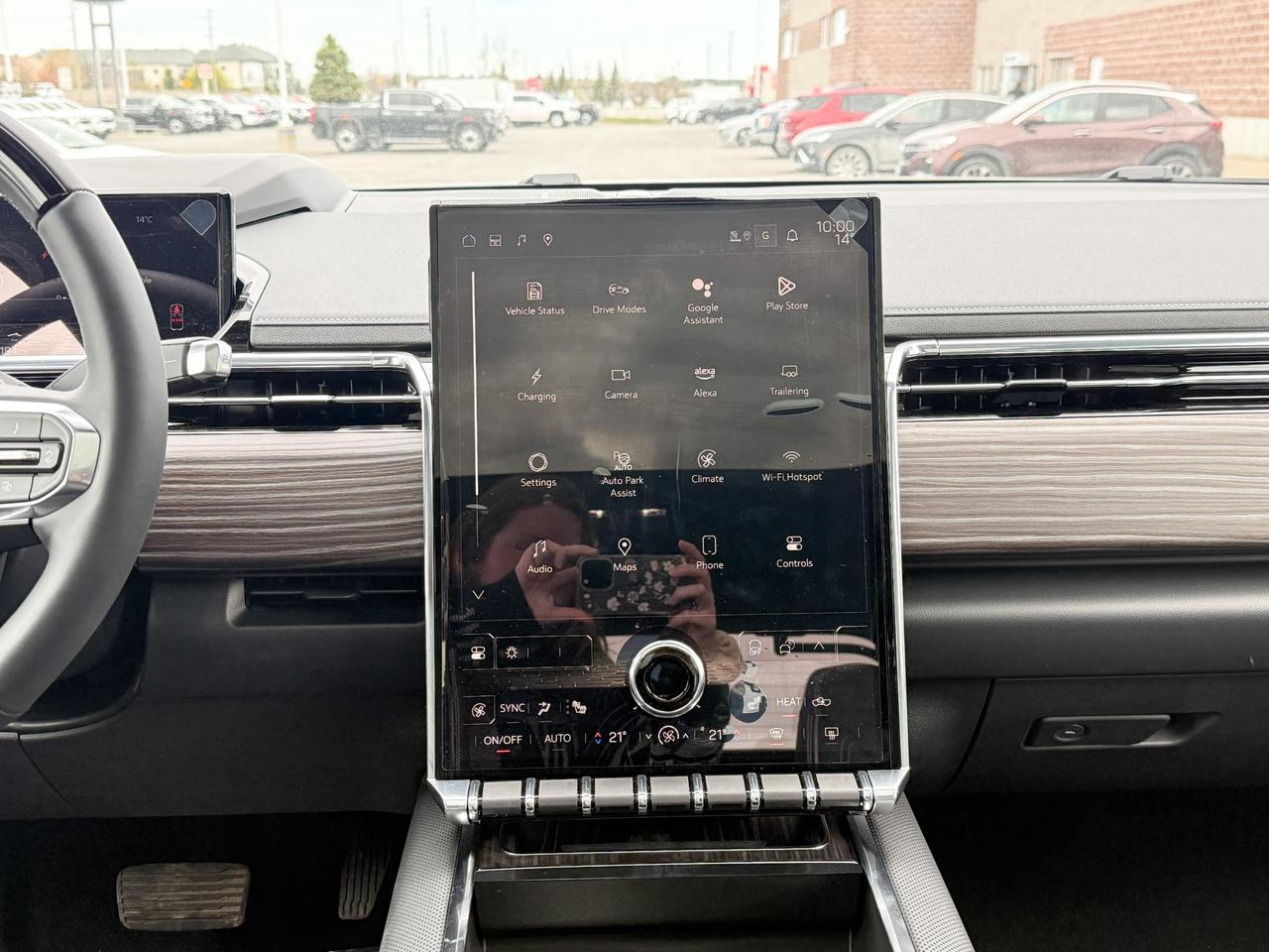 2025 GMC Sierra EV Denali FULLY ELECTRIC WITH REMOTE START/ENTRY, SUNROOF, HEATED SEATS, HEATED STEERING WHEEL, VENTILATED SEATS, MULTI-FLEX MID-GATE, BOSE SOUND SYSTEM Photo