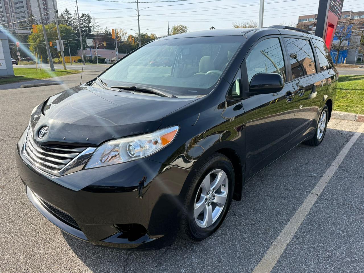 Used 2014 Toyota Sienna LE 8-PASS /ACCIDENT FREE /BACKUP CAMERA /REAR A/C for sale in Mississauga, ON