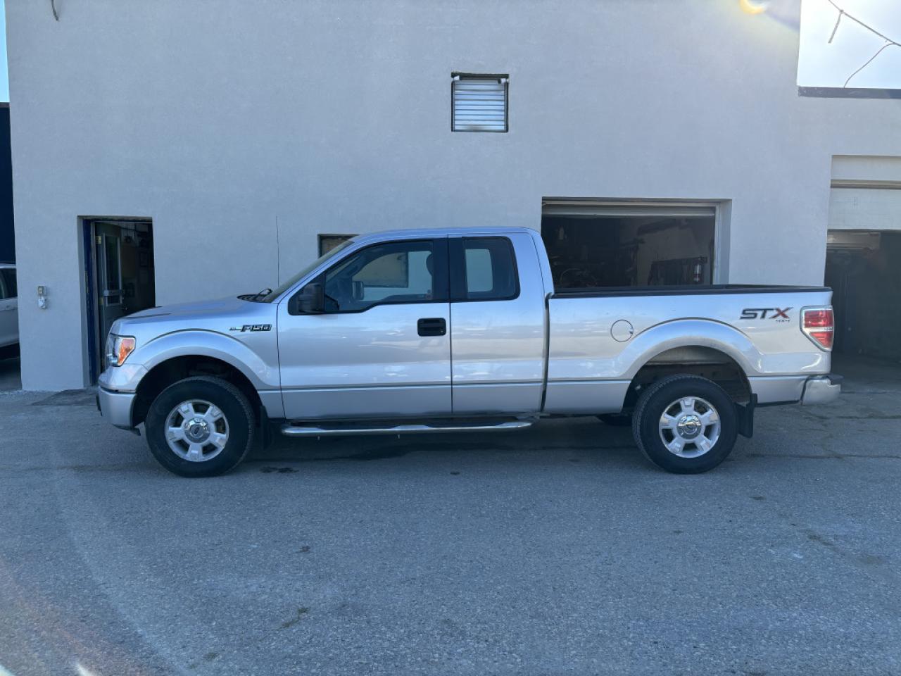 Used 2014 Ford F-150 STX 4x4 SuperCab Styleside 6.5 ft. box 145 in. WB Automatic for sale in Winnipeg, MB