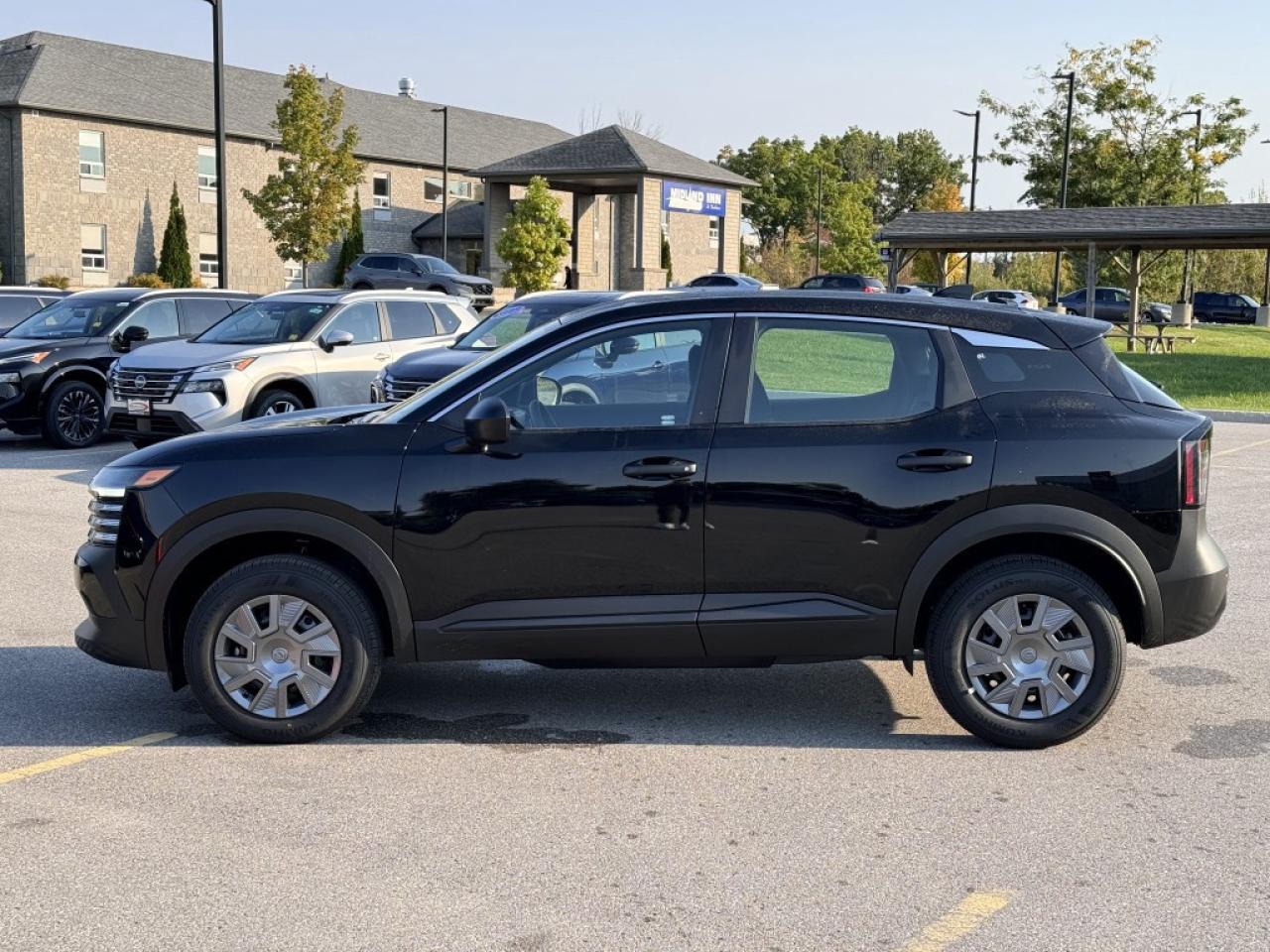 2025 Nissan Kicks S AWD Photo4