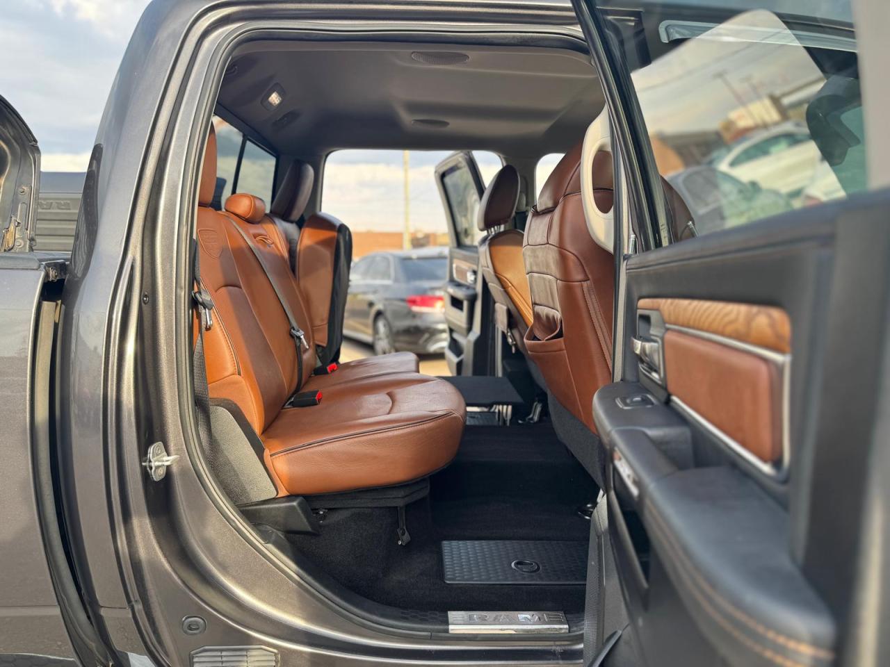 2014 RAM 1500 LOW KM LARAMIE LONGHORN CREW CAB, RAM BOX - Photo #14