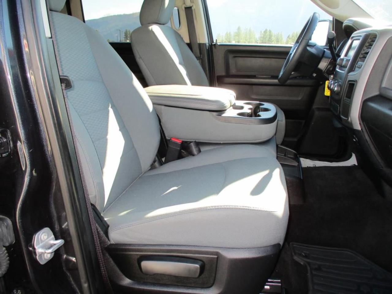 2017 RAM 1500 CREW CAB ST 4X4 Photo12
