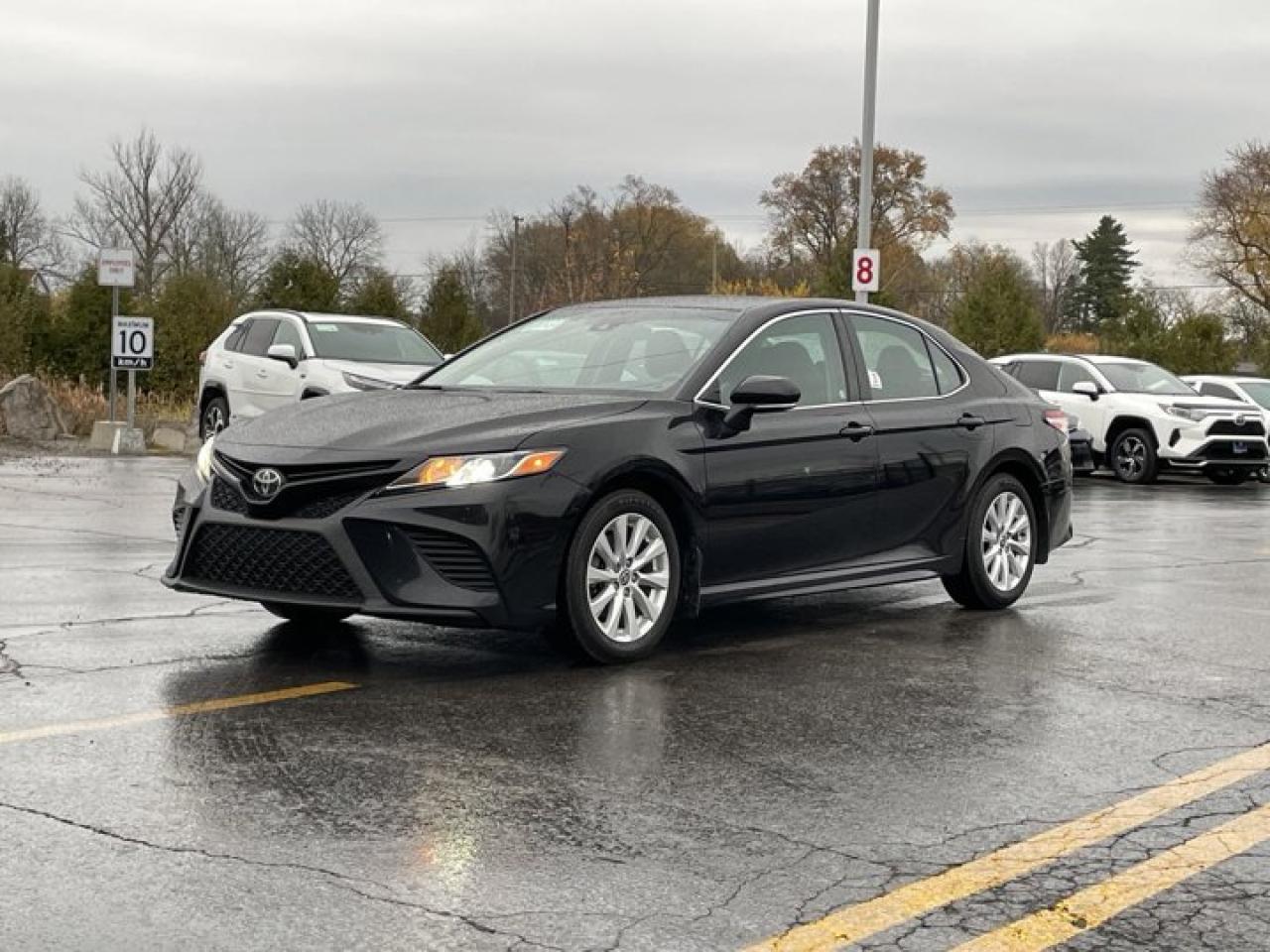 Used 2020 Toyota Camry SE Leatherette, Power Seat, Heated Seats, Rear Camera, Bluetooth, Alloy Wheels, and more! for sale in Guelph, ON