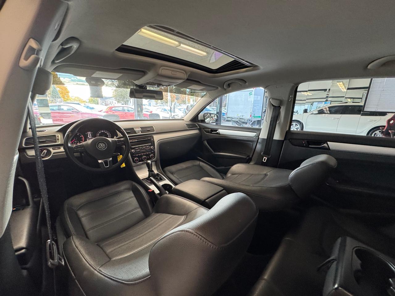2013 Volkswagen Passat Comfortline+Leather+Roof+Heated Seats+CLEAN CARFAX - Photo #3