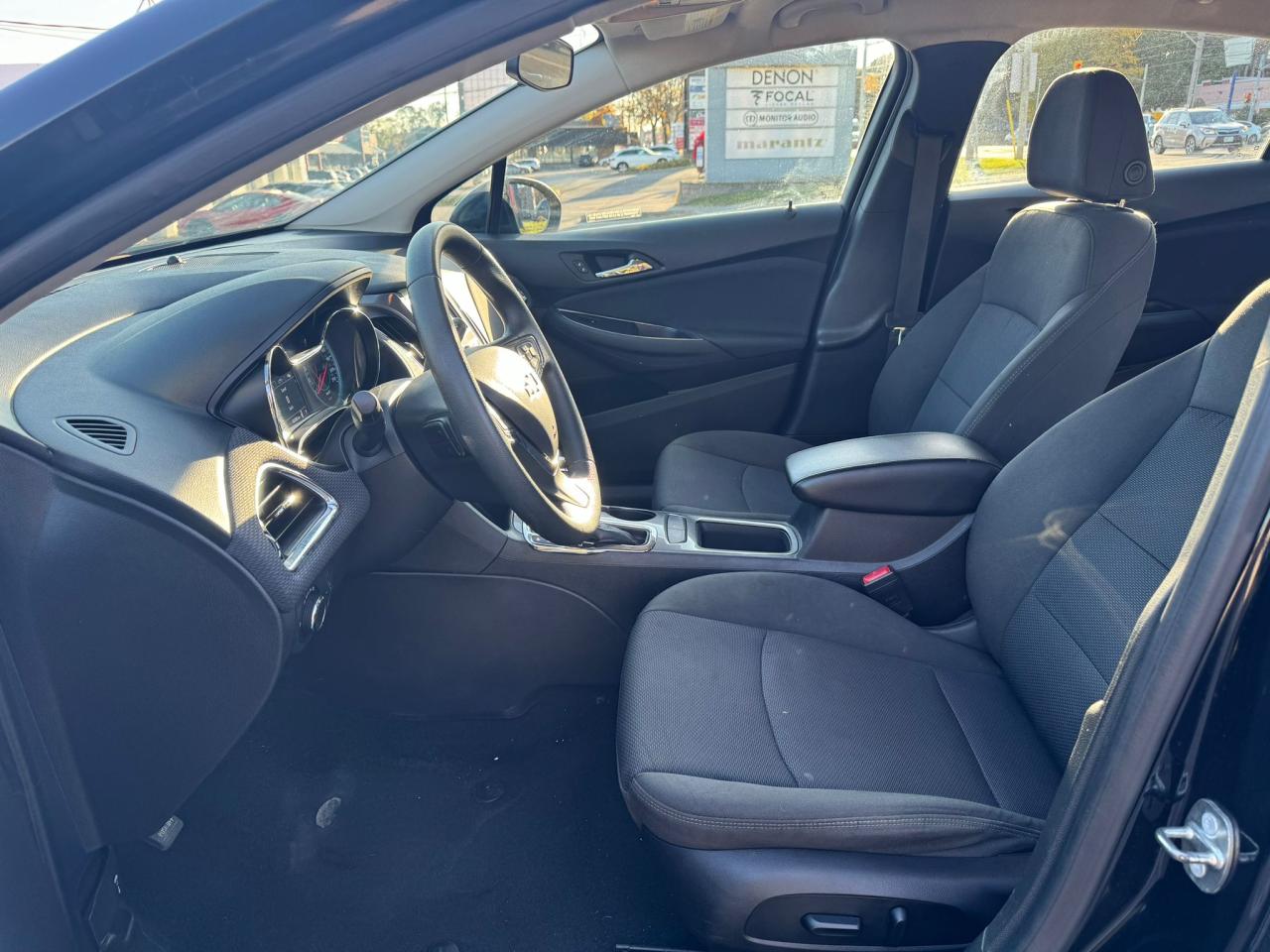 2018 Chevrolet Cruze LT ACCIDENT FREE ,BACK UP CAM .APPLE CARPLAY,4CLY - Photo #2
