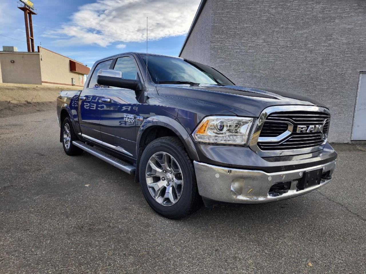 Used 2017 RAM 1500 Limited cabine d'équipe 4RM 140,5 po for sale in Medicine Hat, AB