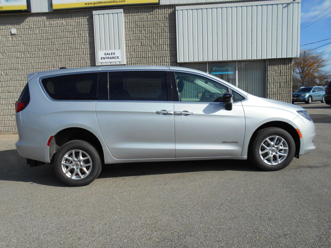 2024 Chrysler Grand Caravan SXT-Wheelchair Accessible Rear Entry Photo2