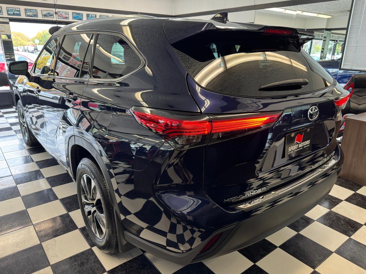 2021 Toyota Highlander XLE AWD 8 Passenger+Leather+Roof+CLEAN CARFAX - Photo #5