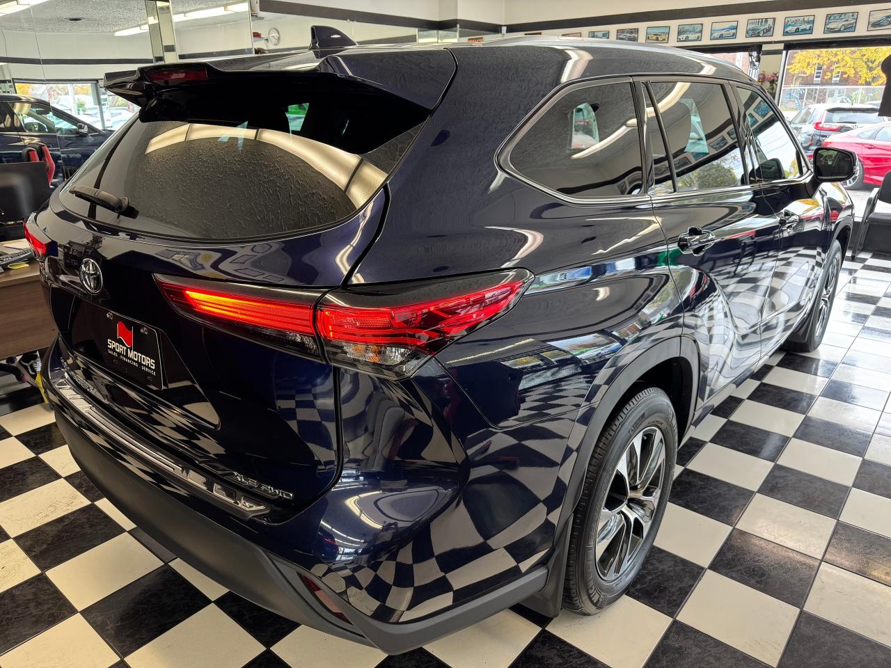 2021 Toyota Highlander XLE AWD 8 Passenger+Leather+Roof+CLEAN CARFAX - Photo #7