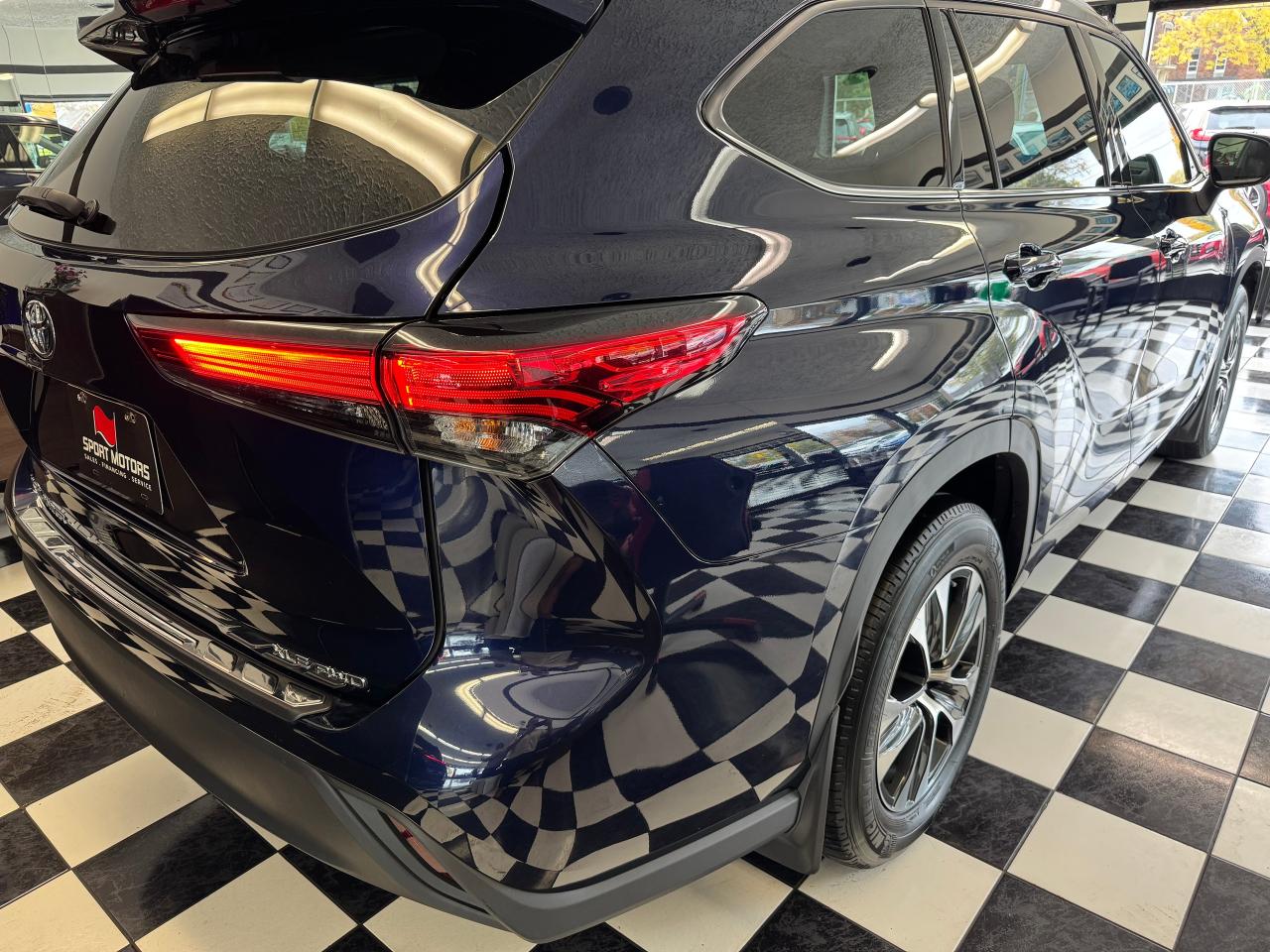 2021 Toyota Highlander XLE AWD 8 Passenger+Leather+Roof+CLEAN CARFAX - Photo #40