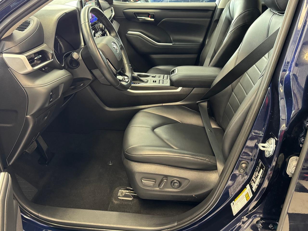 2021 Toyota Highlander XLE AWD 8 Passenger+Leather+Roof+CLEAN CARFAX - Photo #19