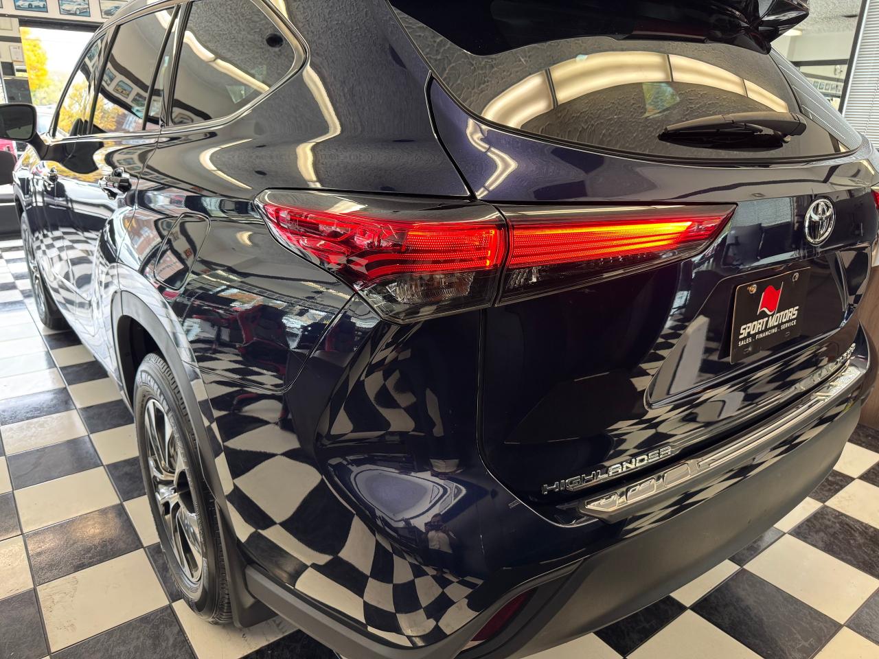 2021 Toyota Highlander XLE AWD 8 Passenger+Leather+Roof+CLEAN CARFAX - Photo #39