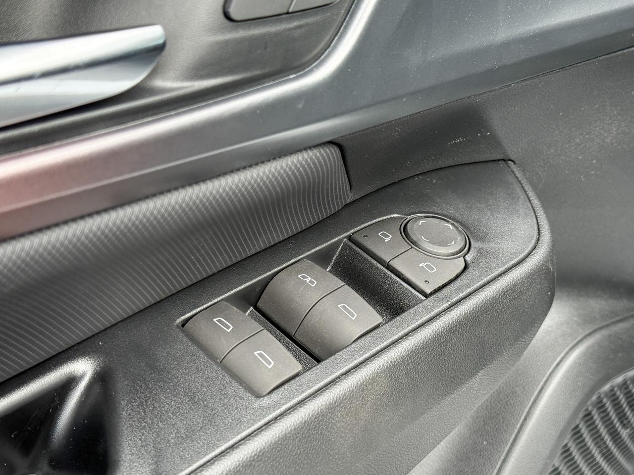 2025 Chevrolet Equinox EV RS FULLY ELECTRIC WITH REMOTE START/ENTRY, SUNROOF, HEATED SEATS, HEATED STEERING WHEEL, VENTILATED SEATS, POWER LIFTGATE, HD SURROUND VISION Photo