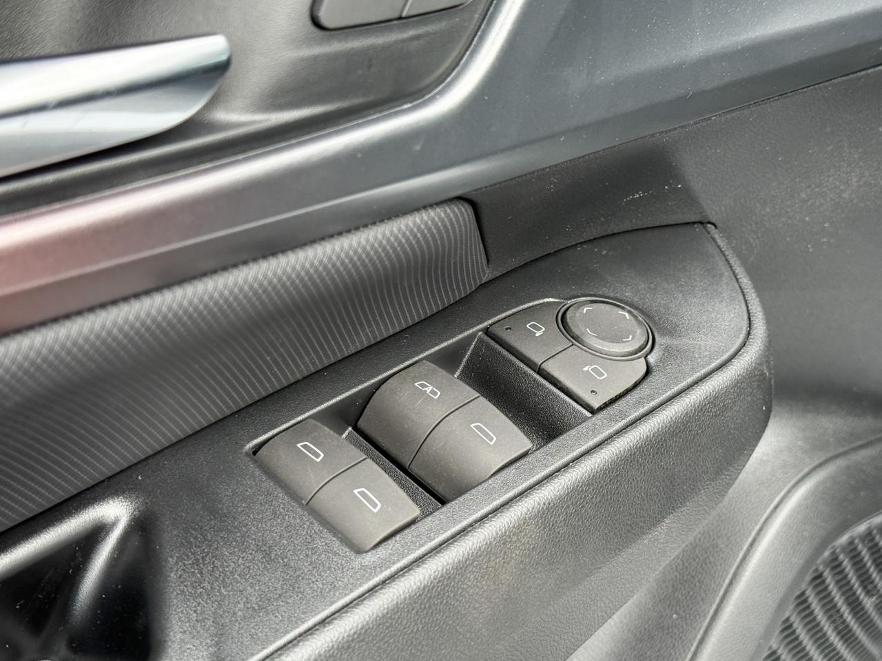 2025 Chevrolet Equinox EV RS FULLY ELECTRIC WITH REMOTE START/ENTRY, SUNROOF, HEATED SEATS, HEATED STEERING WHEEL, VENTILATED SEATS, POWER LIFTGATE, HD SURROUND VISION Photo