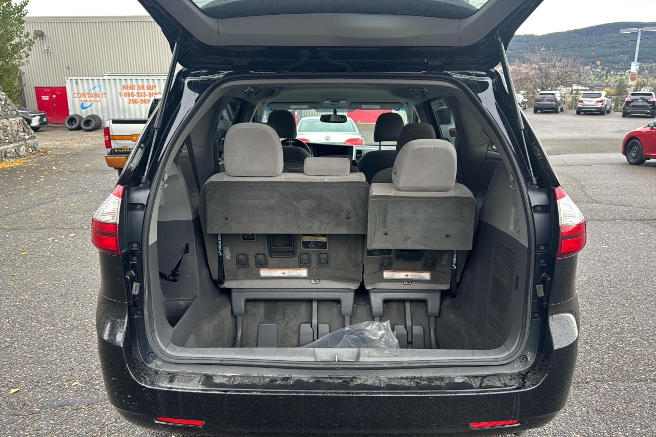 2017 Toyota Sienna LE Photo