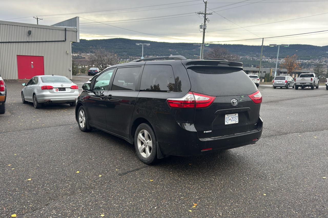 2017 Toyota Sienna LE Photo