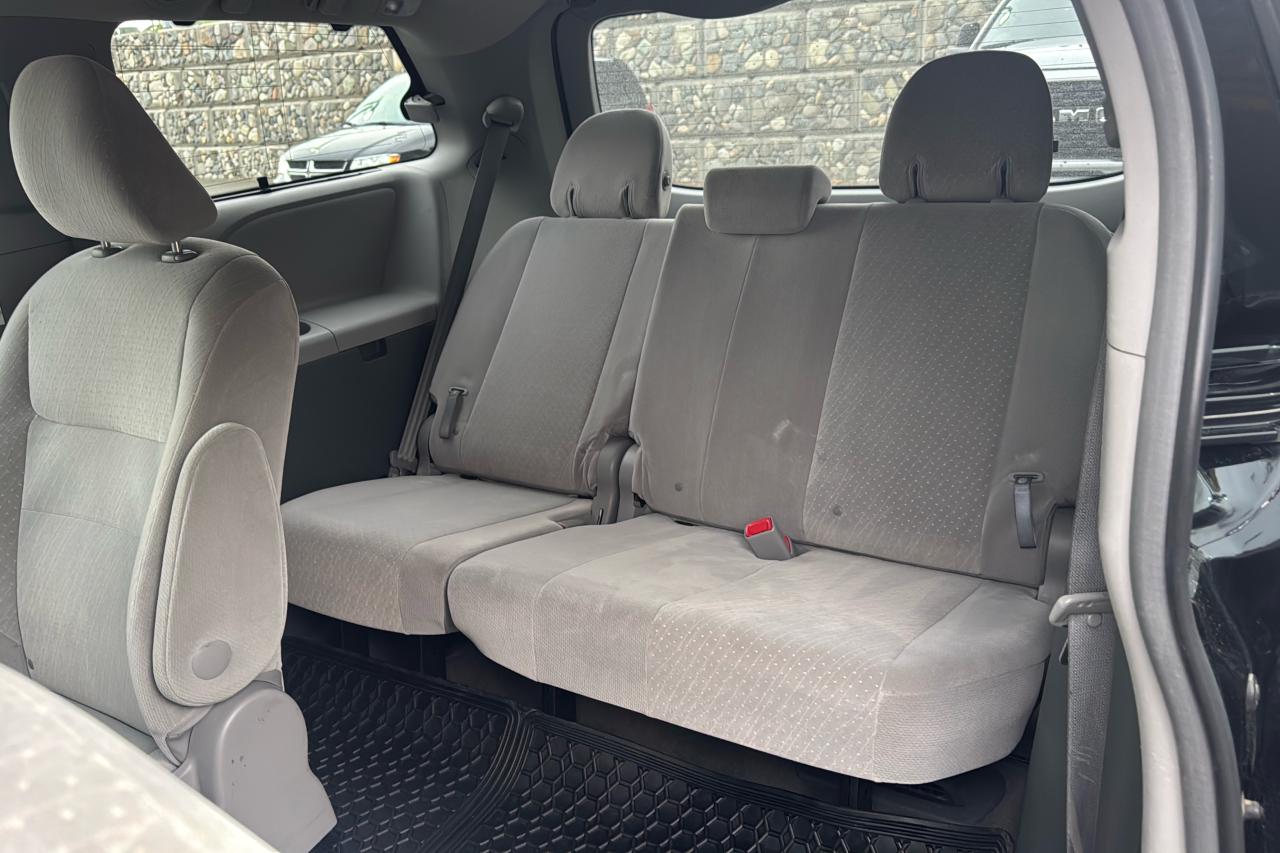 2017 Toyota Sienna LE Photo