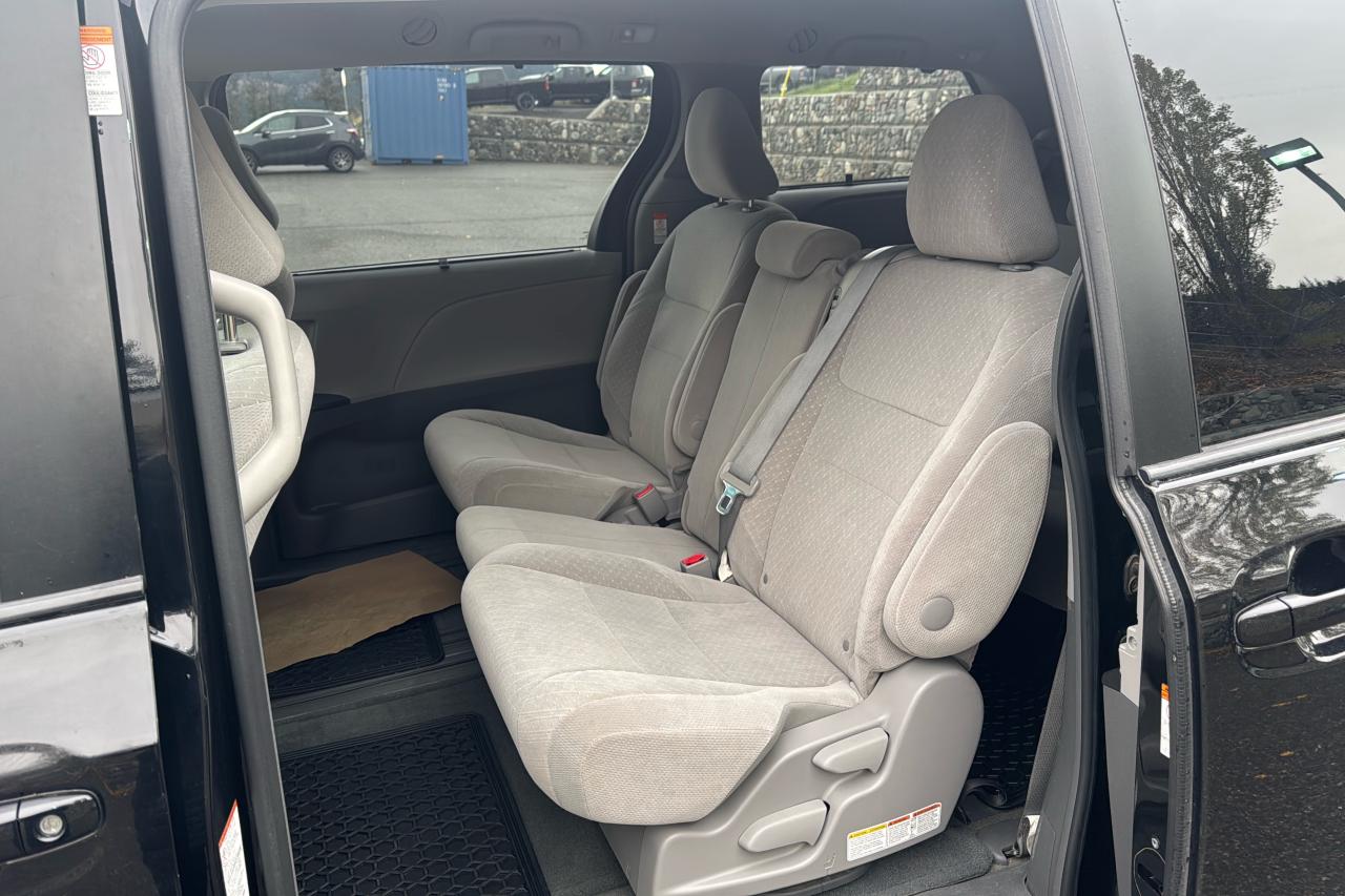 2017 Toyota Sienna LE Photo