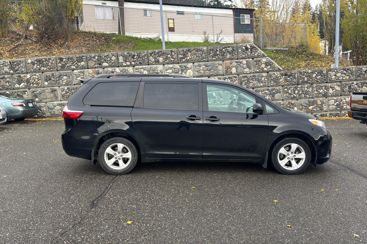 2017 Toyota Sienna LE Photo