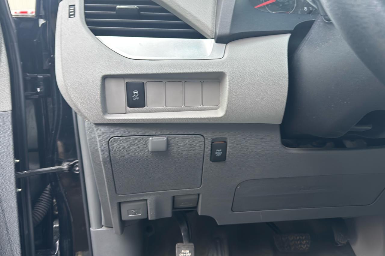 2017 Toyota Sienna LE Photo