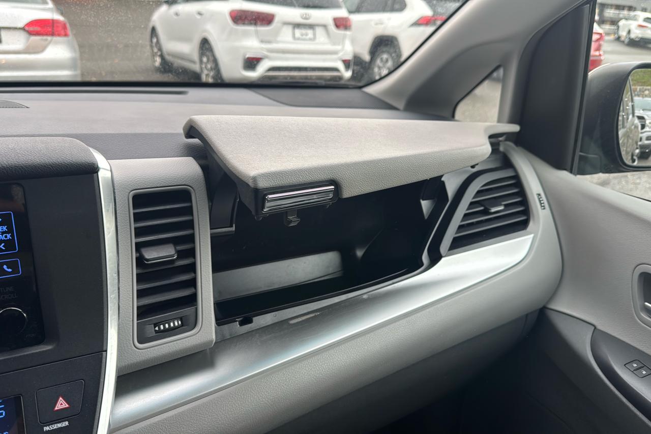 2017 Toyota Sienna LE Photo