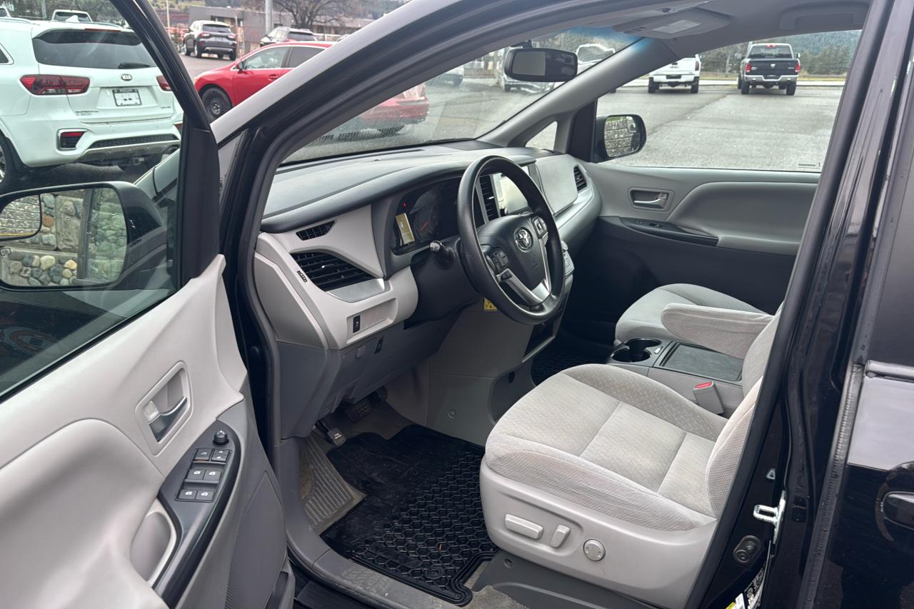 2017 Toyota Sienna LE Photo