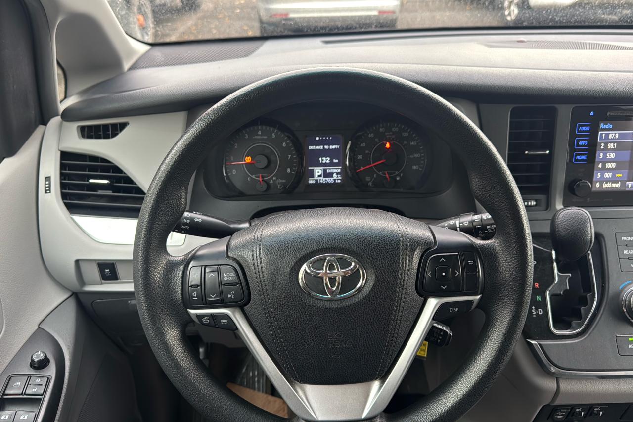 2017 Toyota Sienna LE Photo