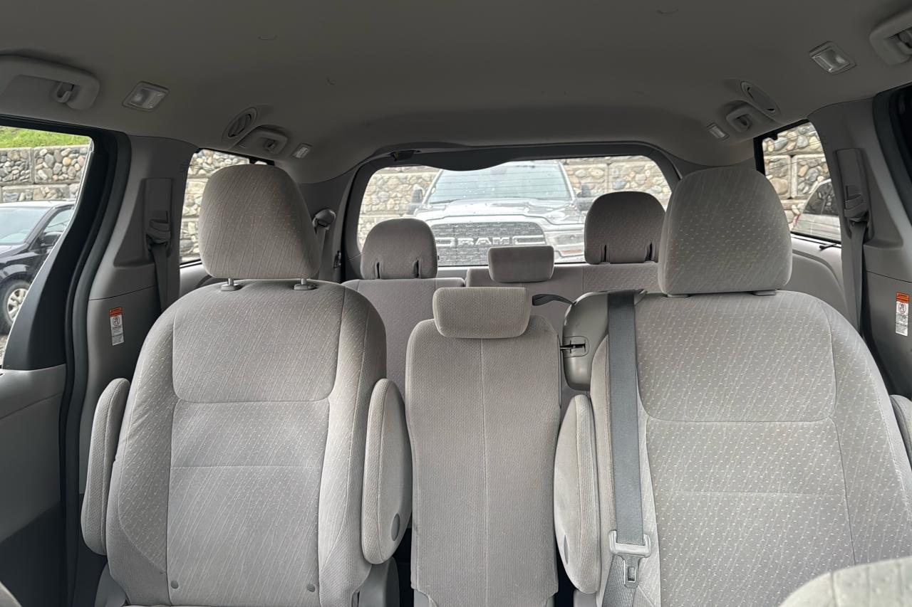 2017 Toyota Sienna LE Photo
