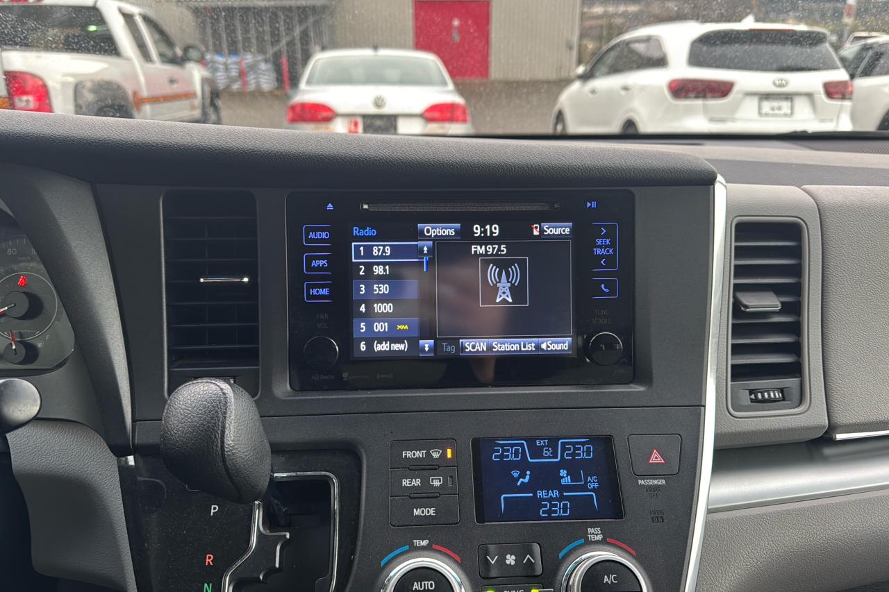 2017 Toyota Sienna LE Photo