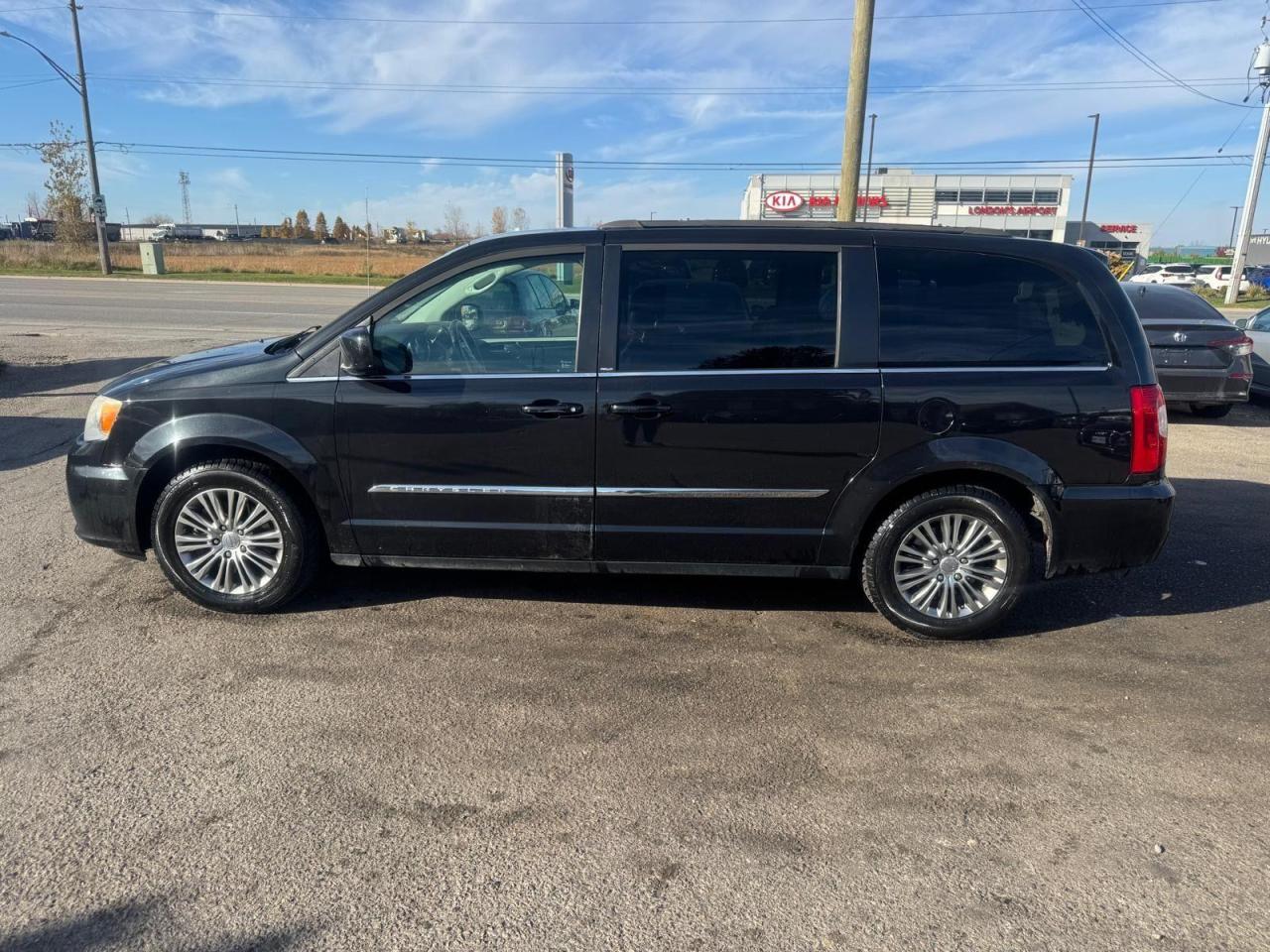 2014 Chrysler Town & Country Touring, LEATHER, LOADED, CERTIFIED - Photo #2