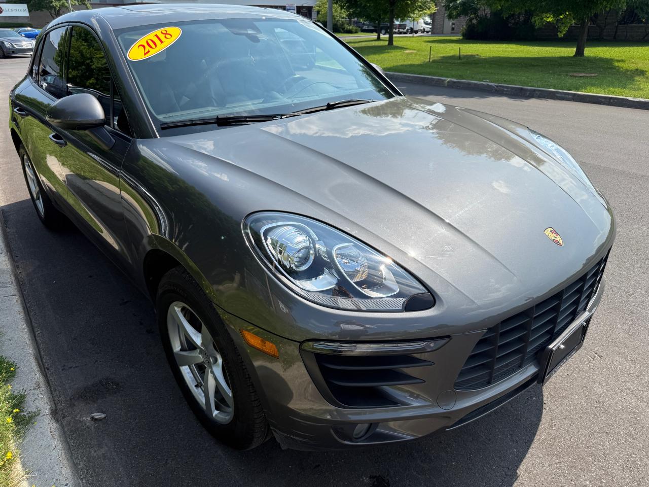 2018 Porsche Macan TURBO, PANO ROOF, NAV, BOSE AUDIO, HEATED SEATS! Photo4