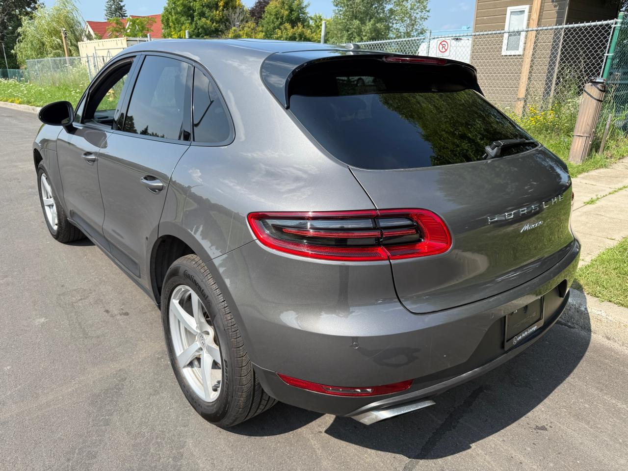 2018 Porsche Macan TURBO, PANO ROOF, NAV, BOSE AUDIO, HEATED SEATS! Photo3