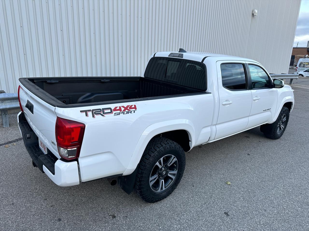 2017 Toyota Tacoma 4WD Double Cab V6 Auto TRD Off Road Photo3