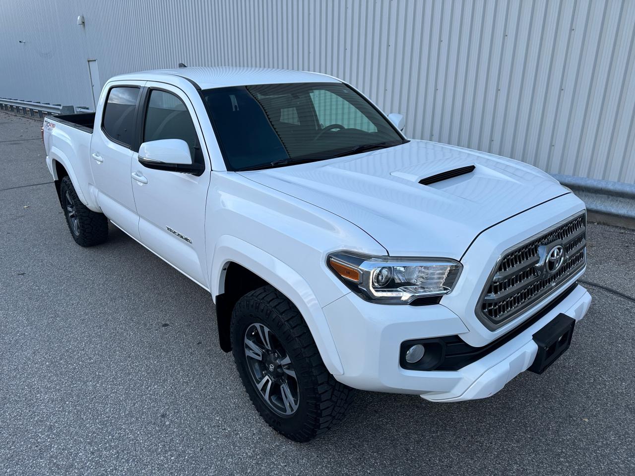 2017 Toyota Tacoma 4WD Double Cab V6 Auto TRD Off Road Photo2
