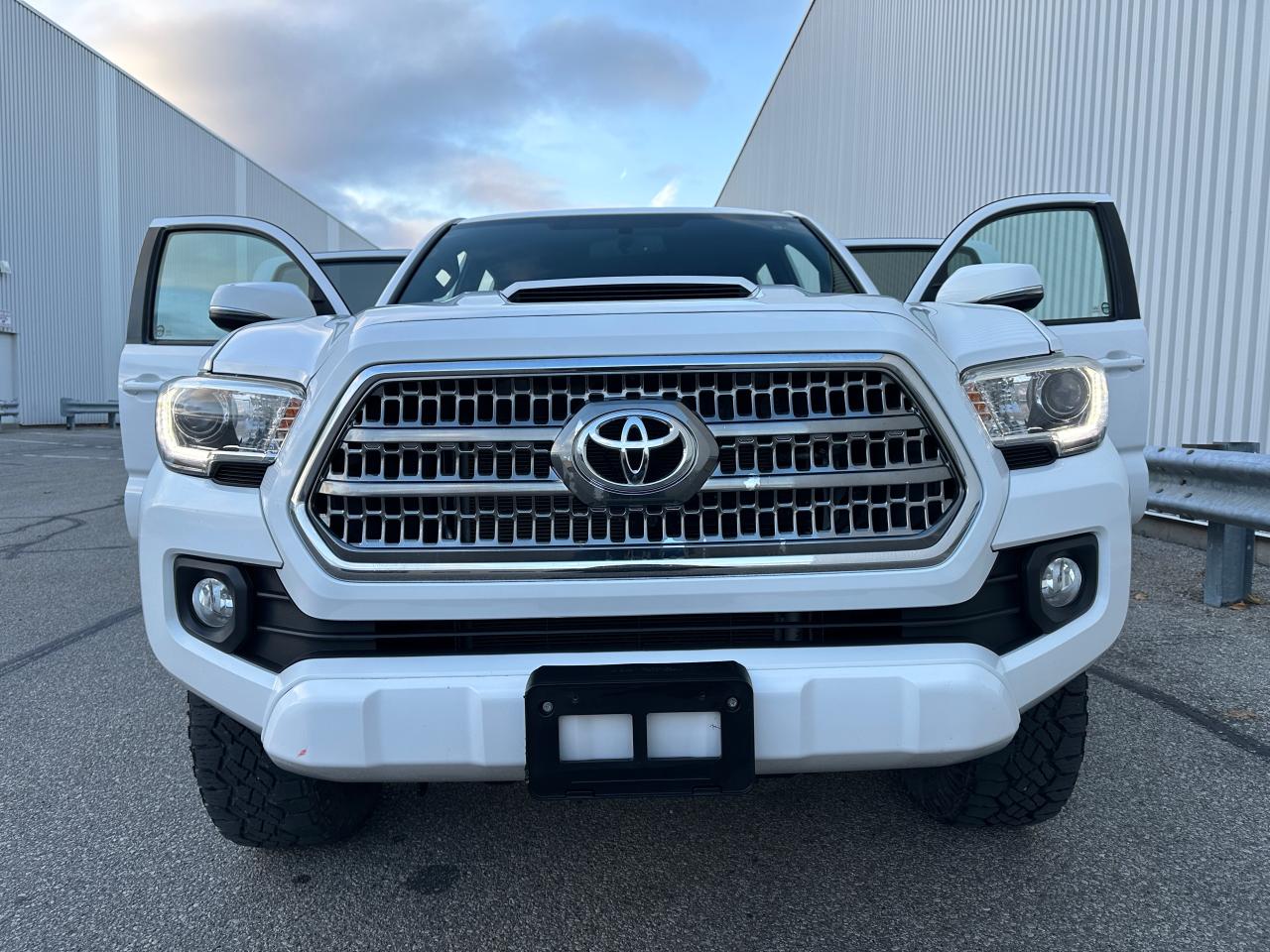 2017 Toyota Tacoma 4WD Double Cab V6 Auto TRD Off Road Photo4