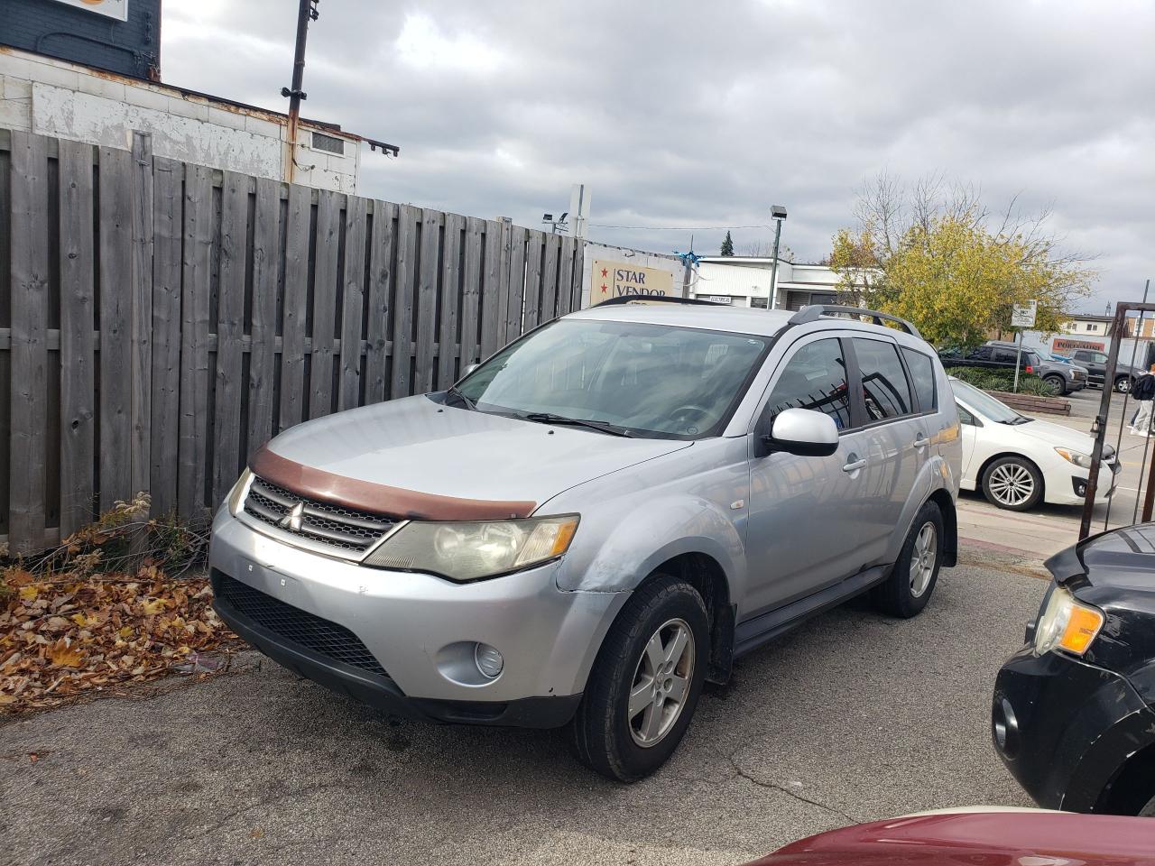 2009 Mitsubishi Outlander ES - Photo #2