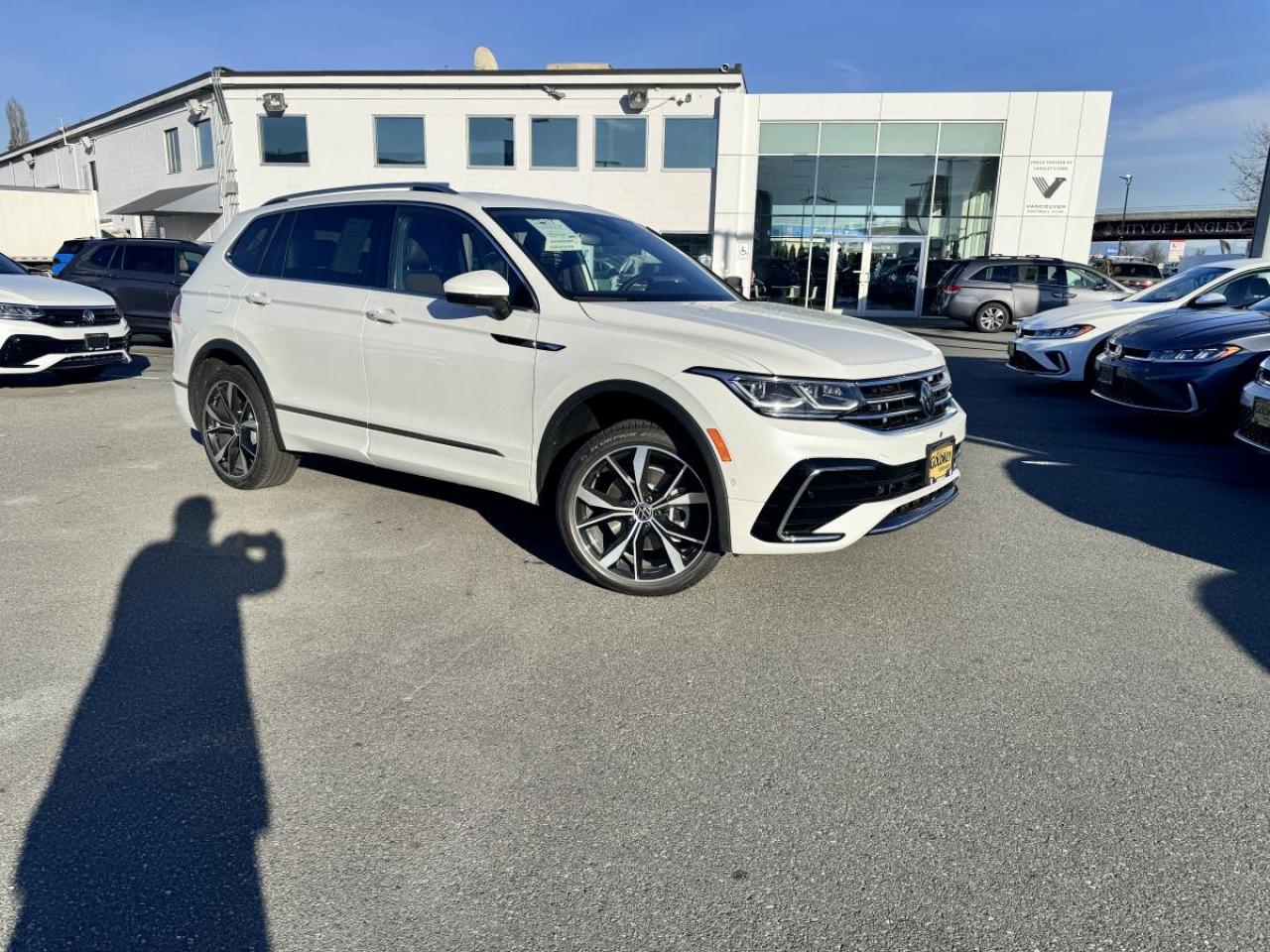 Used 2024 Volkswagen Tiguan HIGHLINE R-LINE 2.0T for sale in Surrey, BC