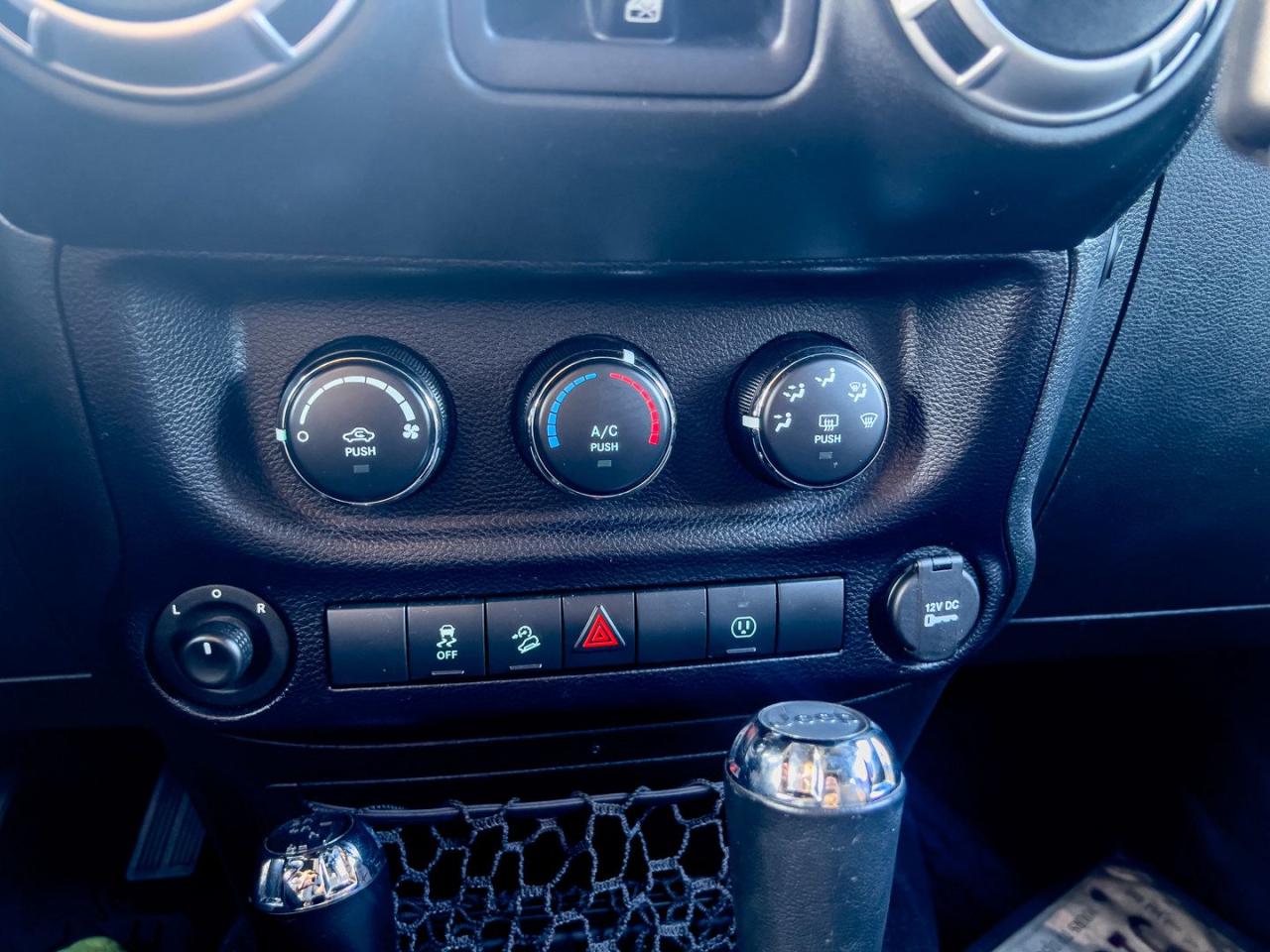 2015 Jeep Wrangler Unlimited Sahara 4WD Fast Approvals, Easy Financing - Photo #22