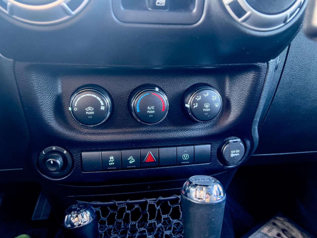 2015 Jeep Wrangler Unlimited Sahara 4WD Fast Approvals, Easy Financing - Photo #22