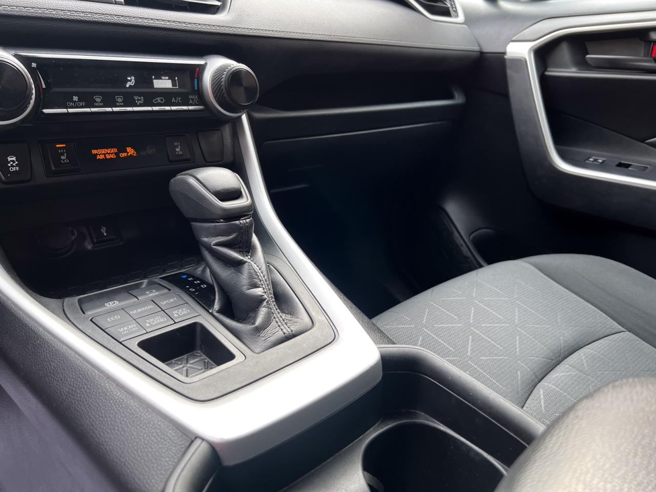 2020 Toyota RAV4 LE AWD - Photo #8