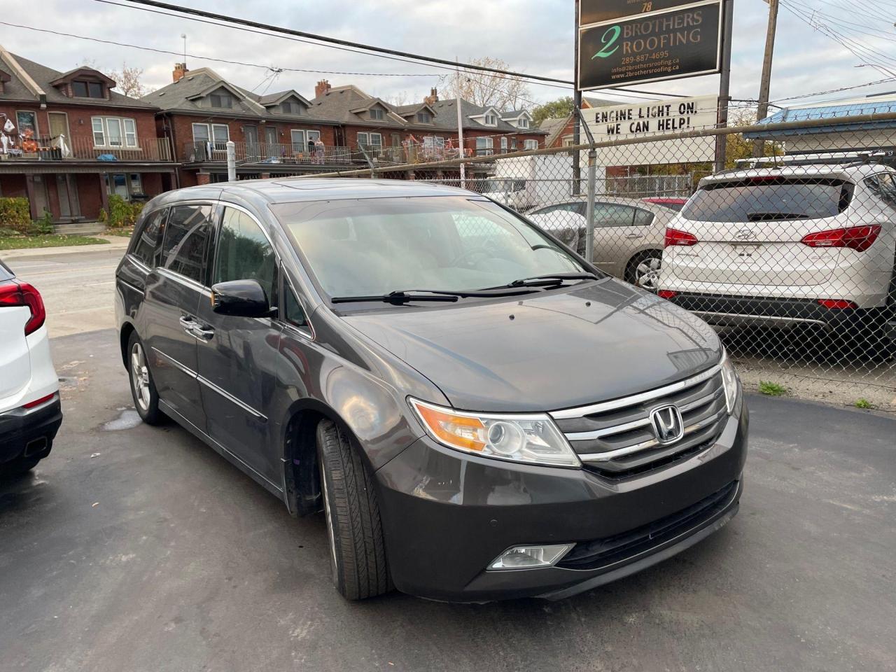 2013 Honda Odyssey Touring *DVD, NAV, 8 PASS, LEATHER HEATED SEATS* - Photo #3
