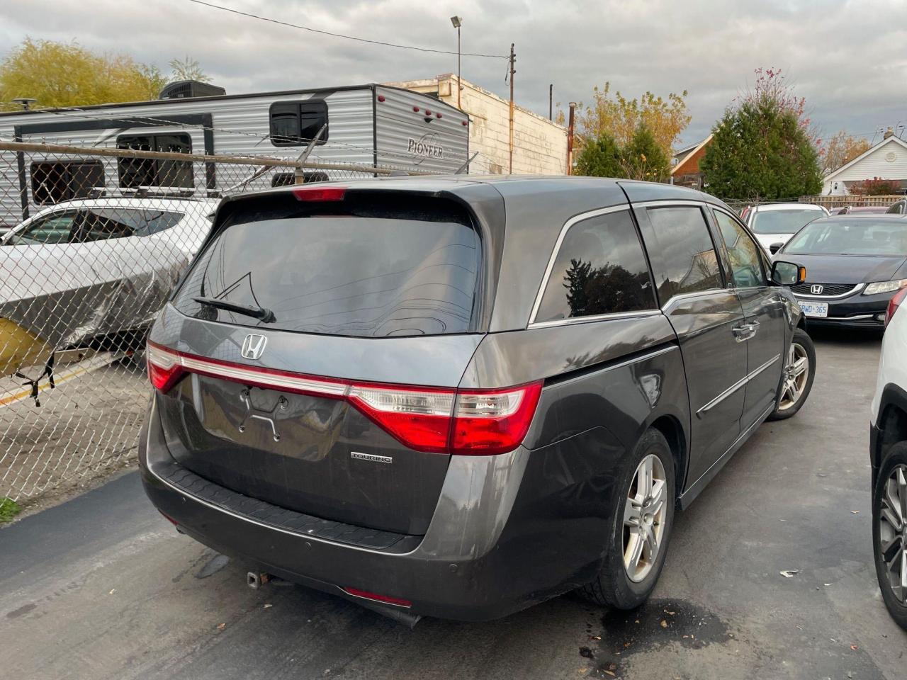 2013 Honda Odyssey Touring *DVD, NAV, 8 PASS, LEATHER HEATED SEATS* - Photo #4