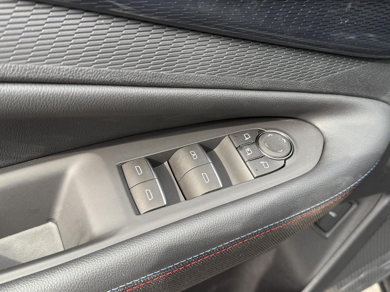 2025 Chevrolet Blazer EV RS FULLY ELECTRIC WITH REMOTE START/ENTRY, SUNROOF, HEATED SEATS, VENTILATED SEATS, HEATED STEERING WHEEL, POWER LIFTGATE, HD SURROUND VISION Photo