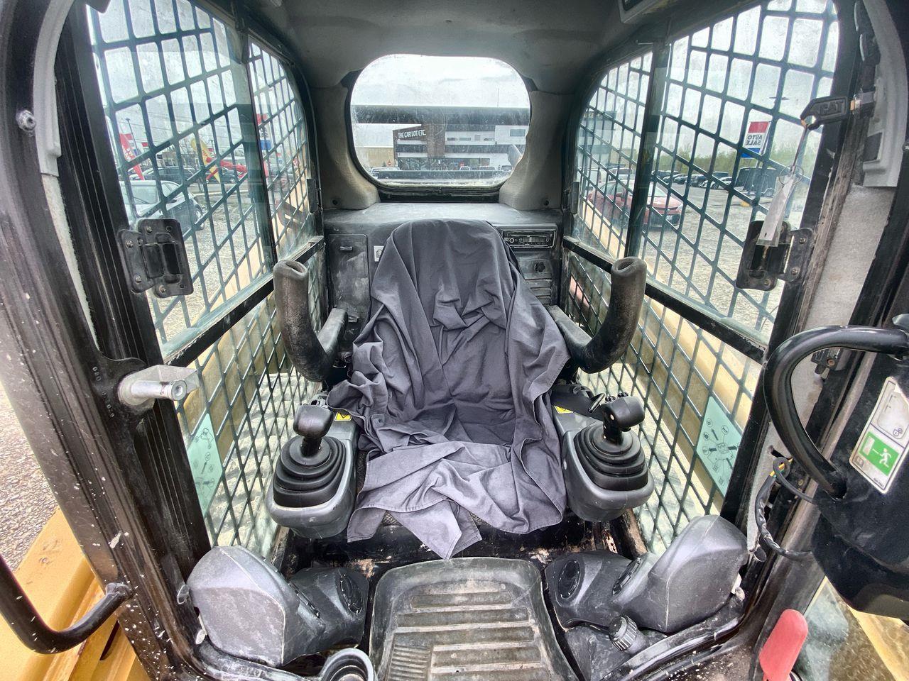 2015 CATERPILLAR 259DLRC COMPACT TRACK LOADER 6625 HRS - BKT - AUX HYD - A/C CAB - JOYSTICK STRG - REAR VIEW CAMERA Photo