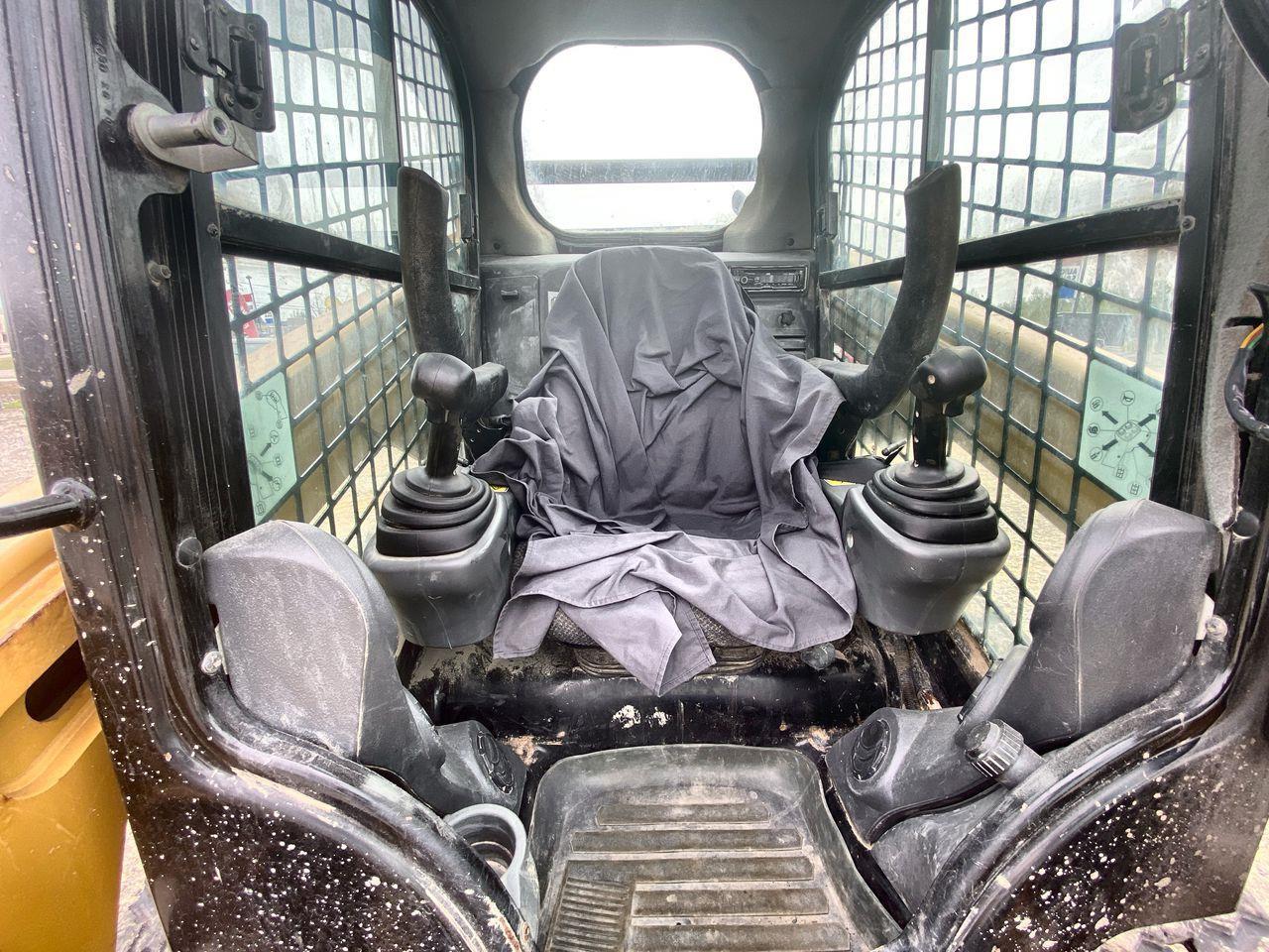 2015 CATERPILLAR 259DLRC COMPACT TRACK LOADER 6625 HRS - BKT - AUX HYD - A/C CAB - JOYSTICK STRG - REAR VIEW CAMERA Photo