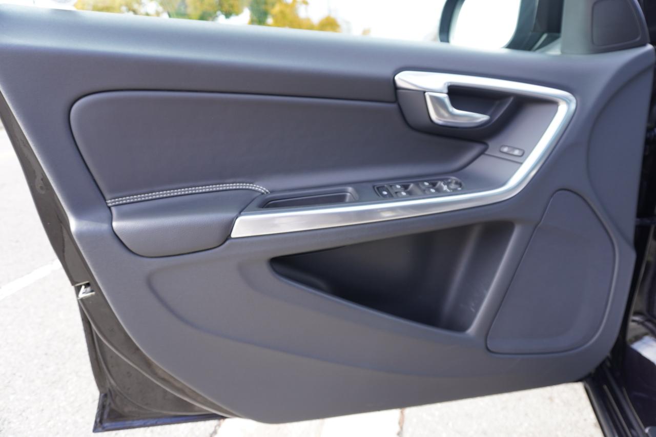2015 Volvo V60 1 OWNER / NO ACCIDENTS / T6 AWD / LOW KM'S /LOADED - Photo #10