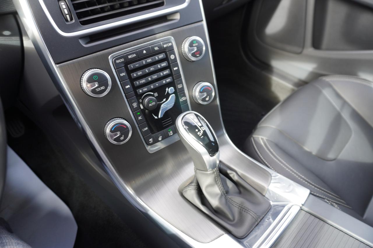 2015 Volvo V60 1 OWNER / NO ACCIDENTS / T6 AWD / LOW KM'S /LOADED - Photo #14