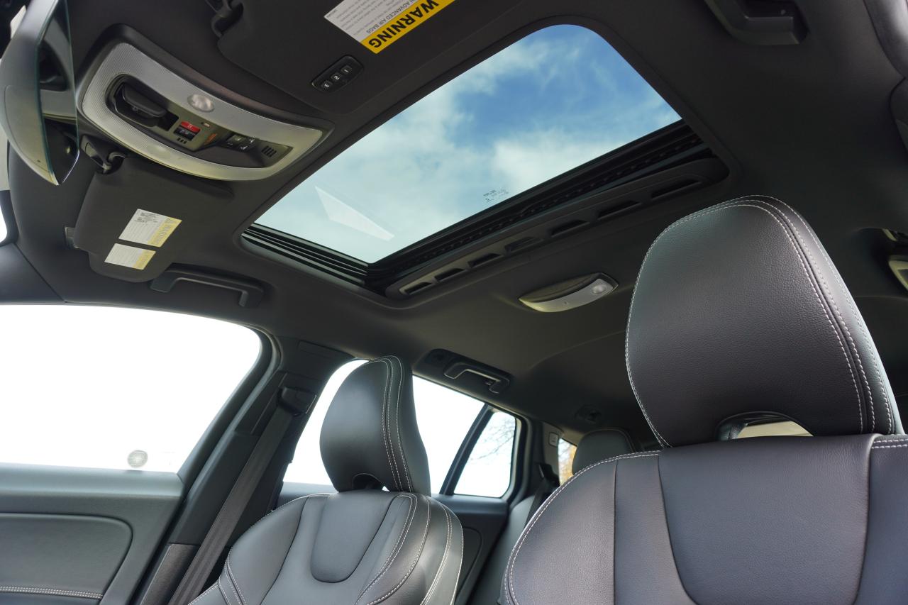 2015 Volvo V60 1 OWNER / NO ACCIDENTS / T6 AWD / LOW KM'S /LOADED - Photo #19