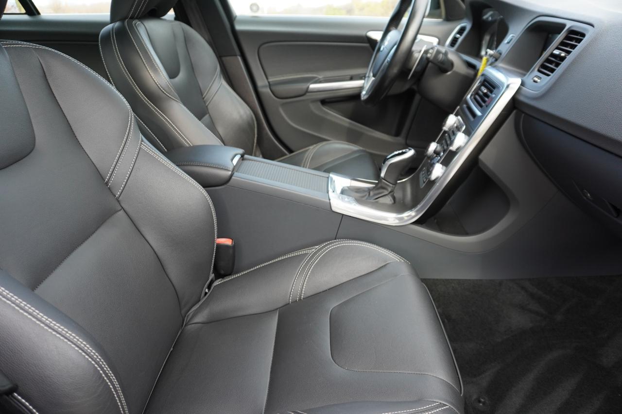 2015 Volvo V60 1 OWNER / NO ACCIDENTS / T6 AWD / LOW KM'S /LOADED - Photo #23